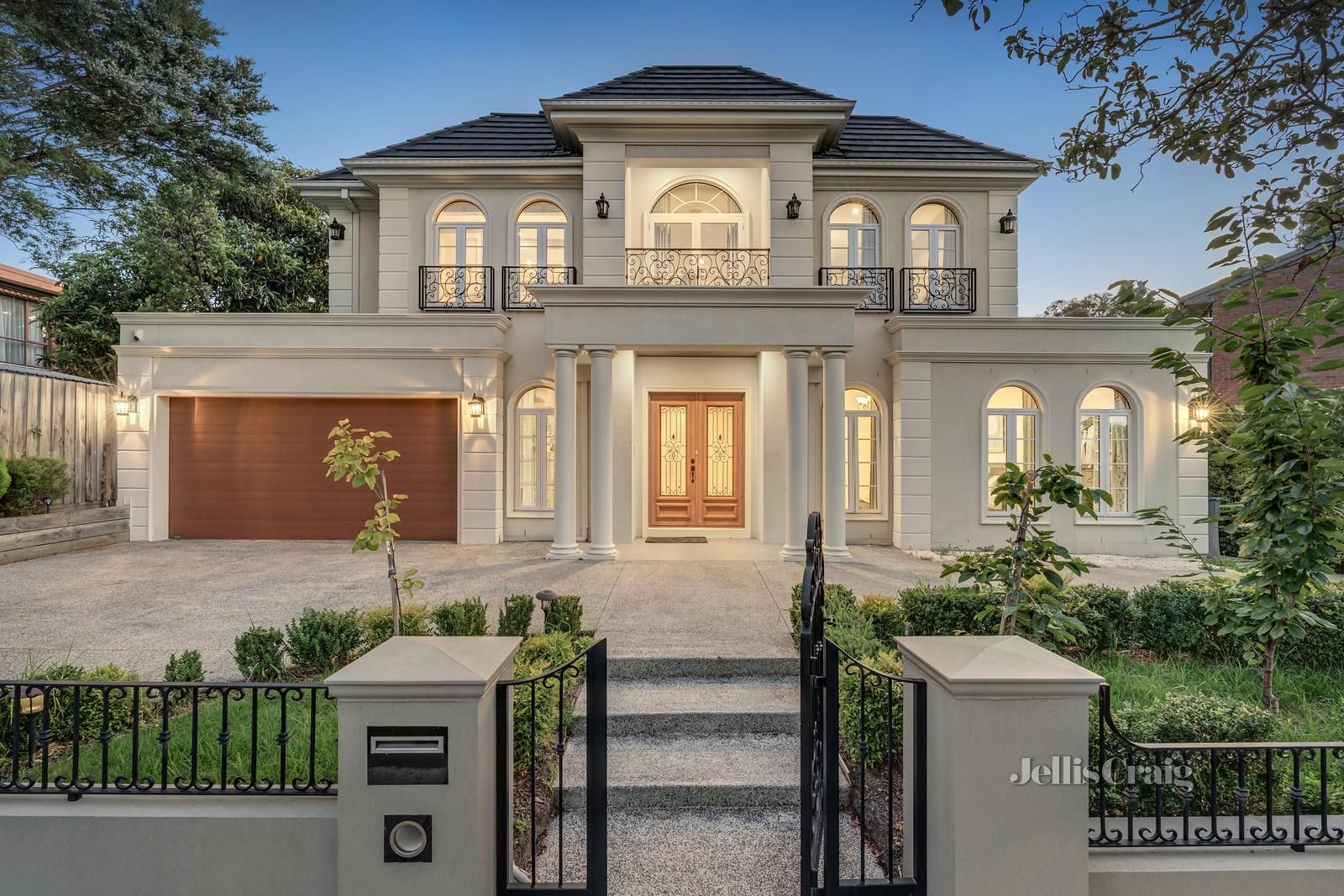 5 bedrooms House in 4 Gillian Road MOUNT WAVERLEY VIC, 3149