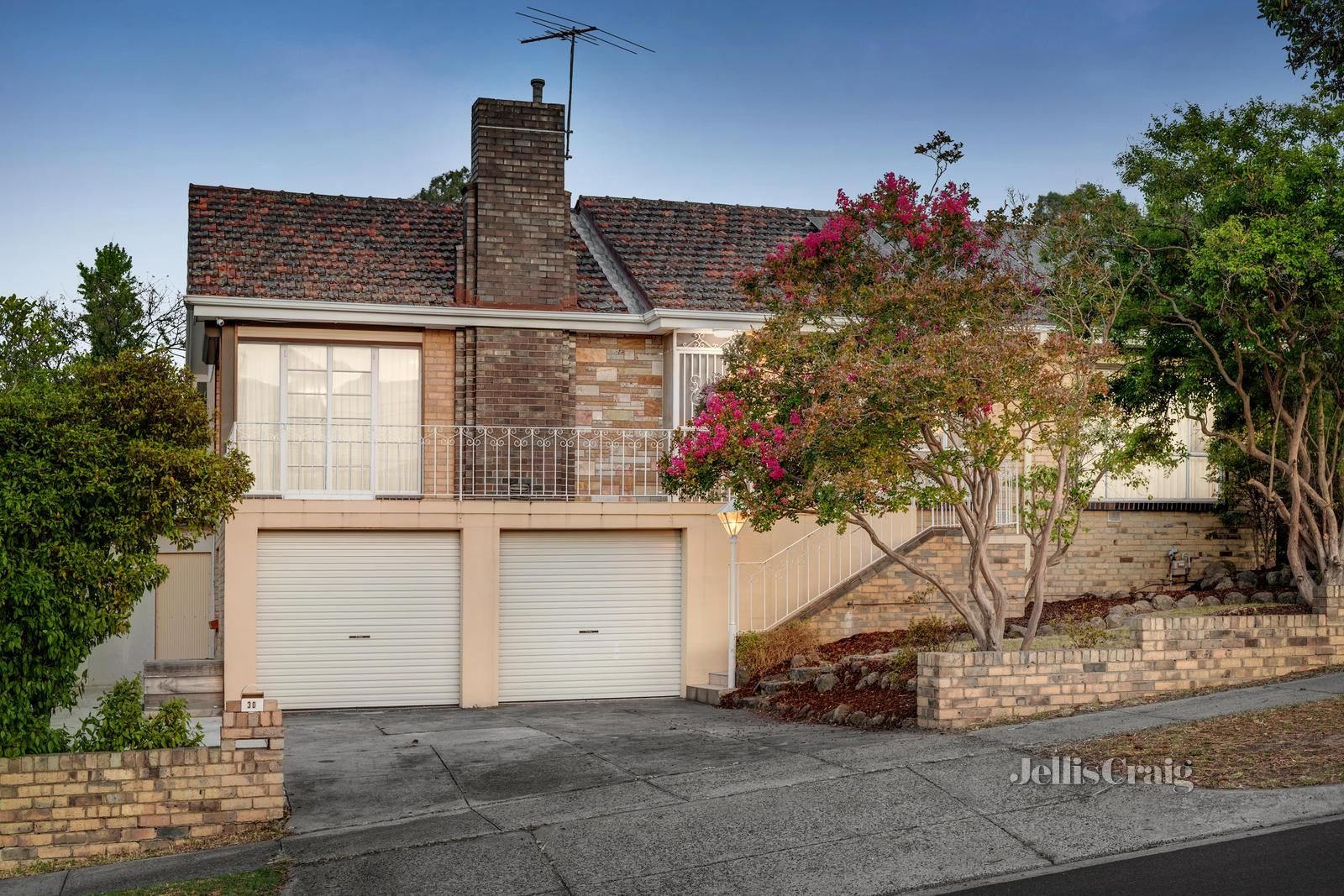 4 bedrooms House in 30 Andrew Street MOUNT WAVERLEY VIC, 3149