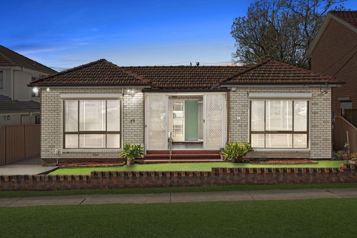 3 bedrooms House in 39 Ridge Street MERRYLANDS NSW, 2160