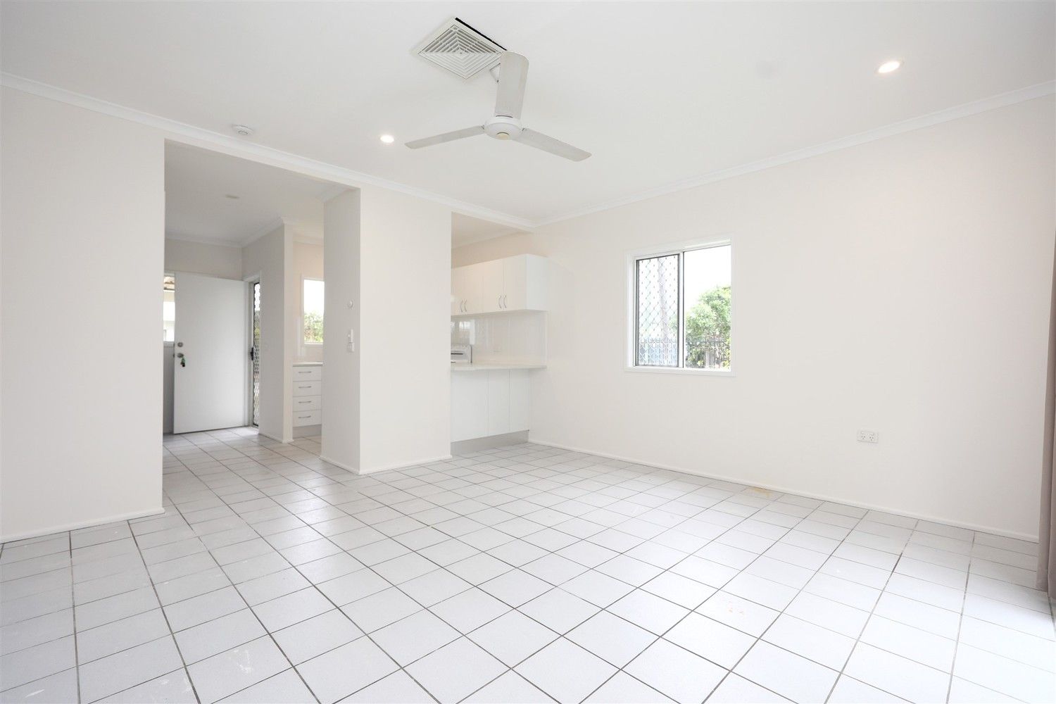 1 462 464 McCoombe Street Mooroobool QLD 4870 Townhouse For Rent 
