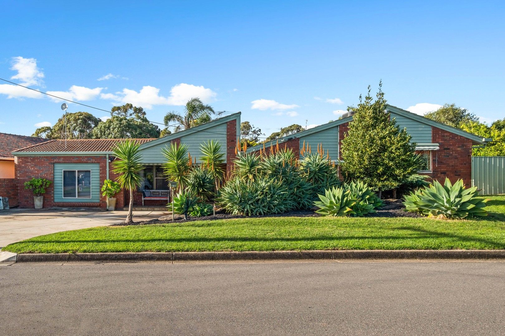 4 bedrooms House in 3 Vendale Drive FLAGSTAFF HILL SA, 5159