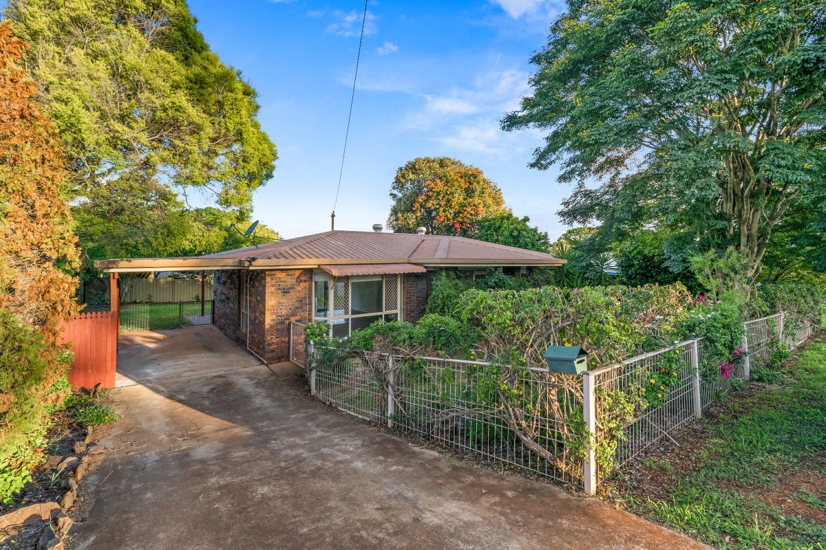 3 bedrooms House in 10 Arrowfield Street WILSONTON HEIGHTS QLD, 4350