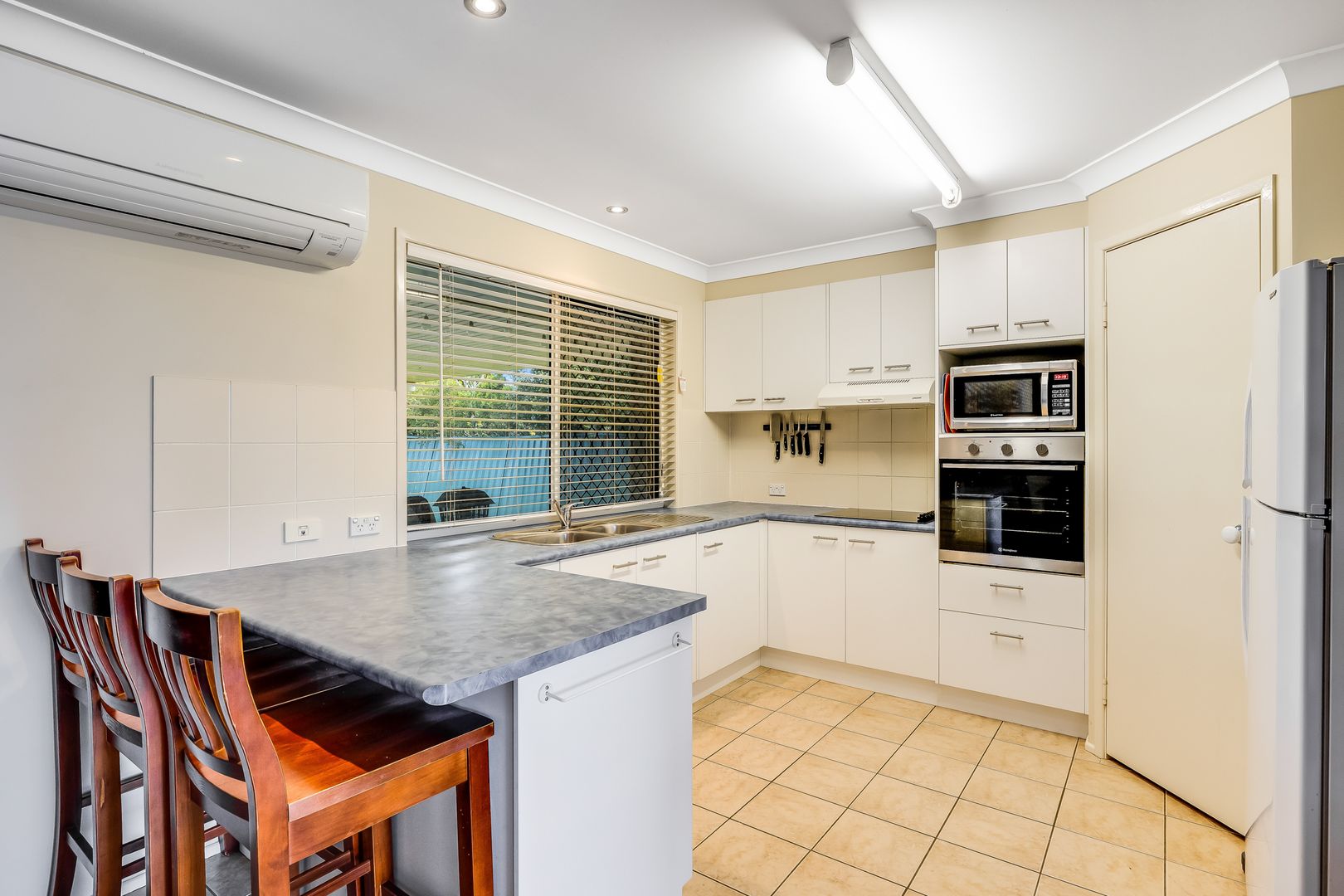 8 Maguire Court, Harristown QLD 4350, Image 2