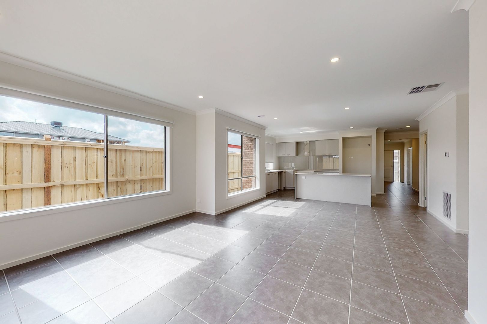 7 Sunlight Avenue, Clyde North VIC 3978, Image 2