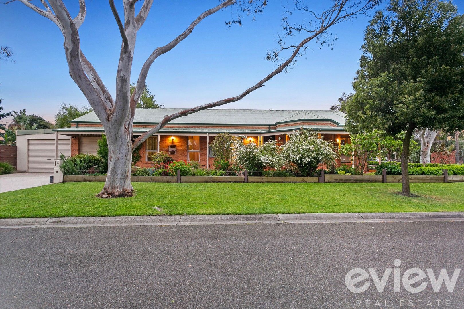 3 bedrooms House in 4 Chatterley Court FRANKSTON VIC, 3199