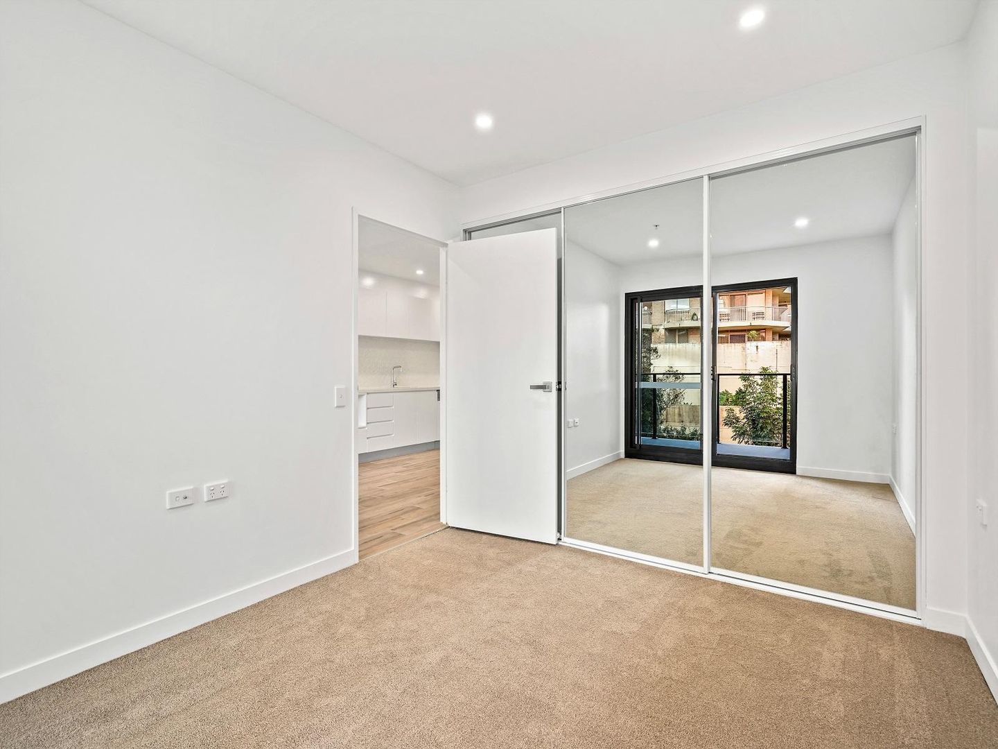 206/25 Mann Street, Gosford NSW 2250, Image 2