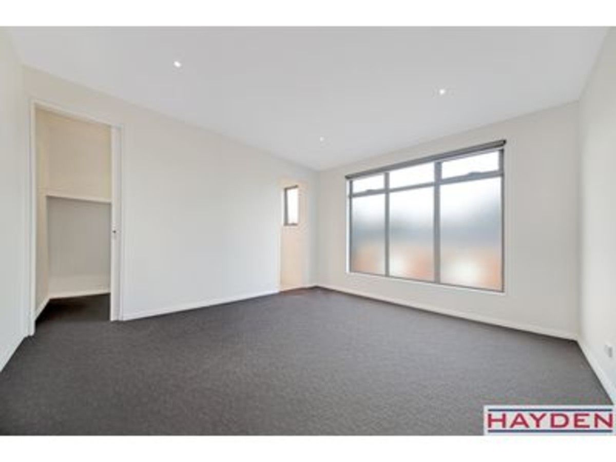 8/4 Vangelica Way, South Morang VIC 3752, Image 2