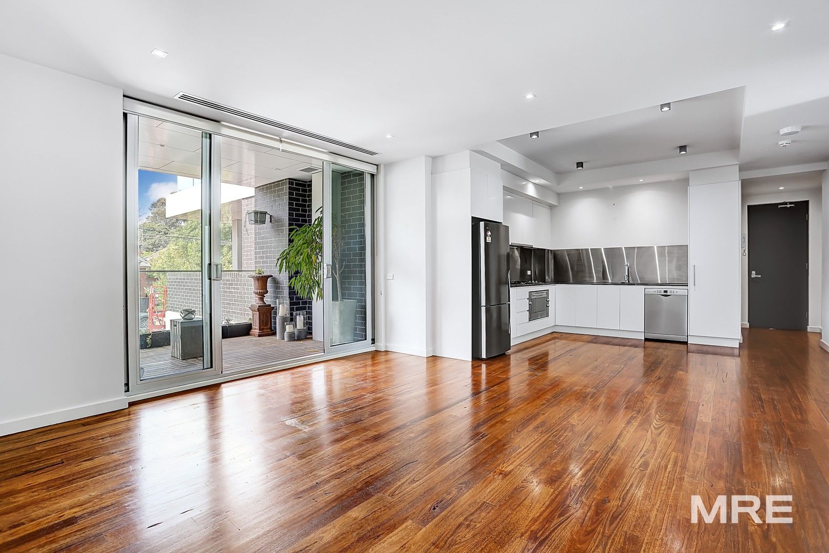 2 bedrooms Apartment / Unit / Flat in 8/247 Williams Road SOUTH YARRA VIC, 3141