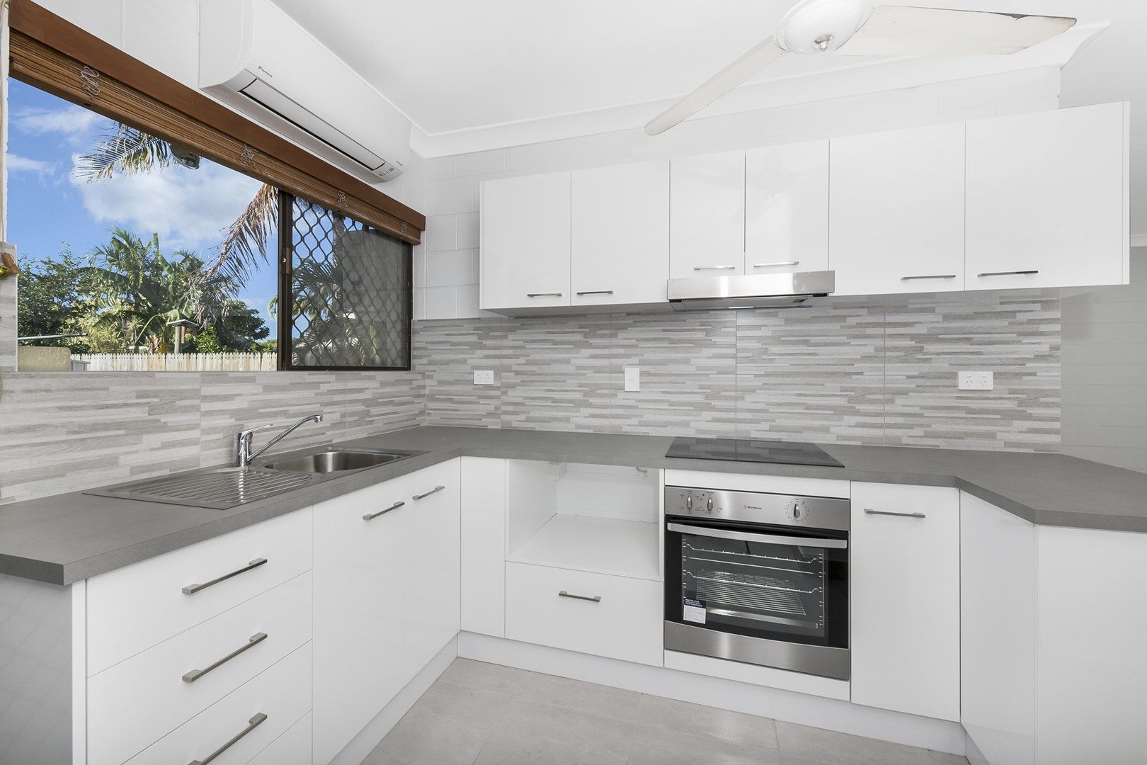 2/11-13 Hughes Street, Hermit Park QLD 4812, Image 1