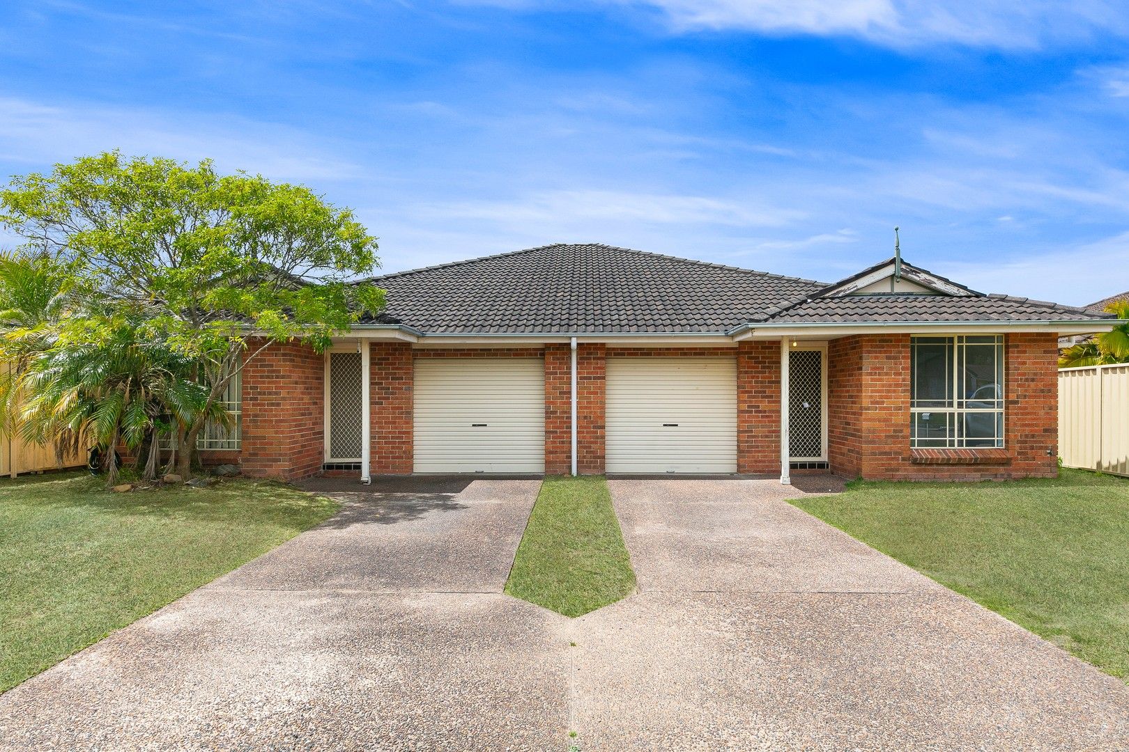 6 bedrooms Duplex in 1 & 2/60 Woodbury Park Drive MARDI NSW, 2259