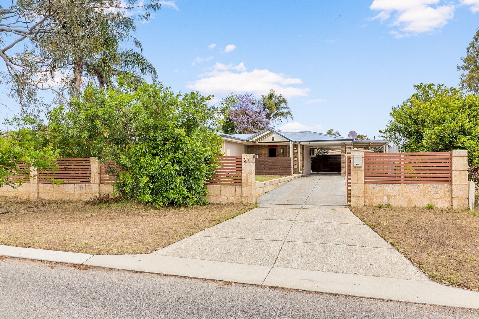 4 bedrooms House in 27 Ravenscroft Way KELMSCOTT WA, 6111