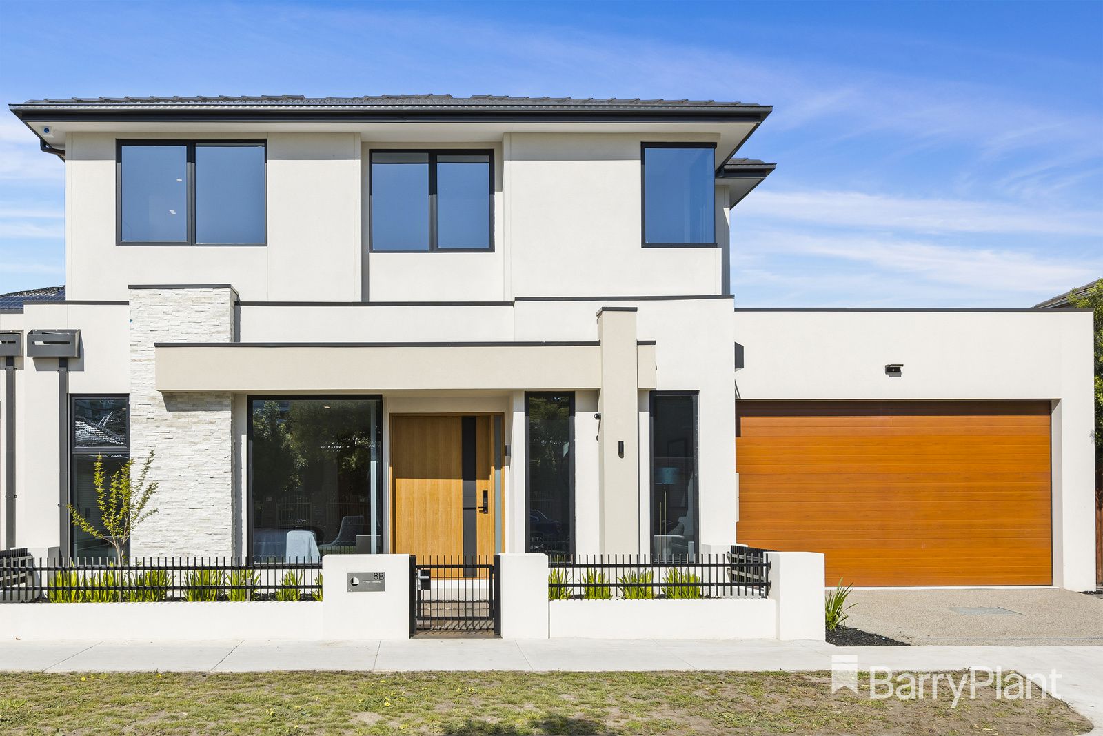 4 bedrooms Townhouse in 8B Hinkler Road GLEN WAVERLEY VIC, 3150