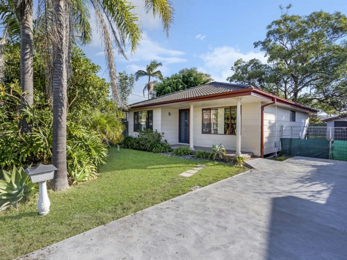 4 bedrooms House in 11 Tasman Avenue KILLARNEY VALE NSW, 2261