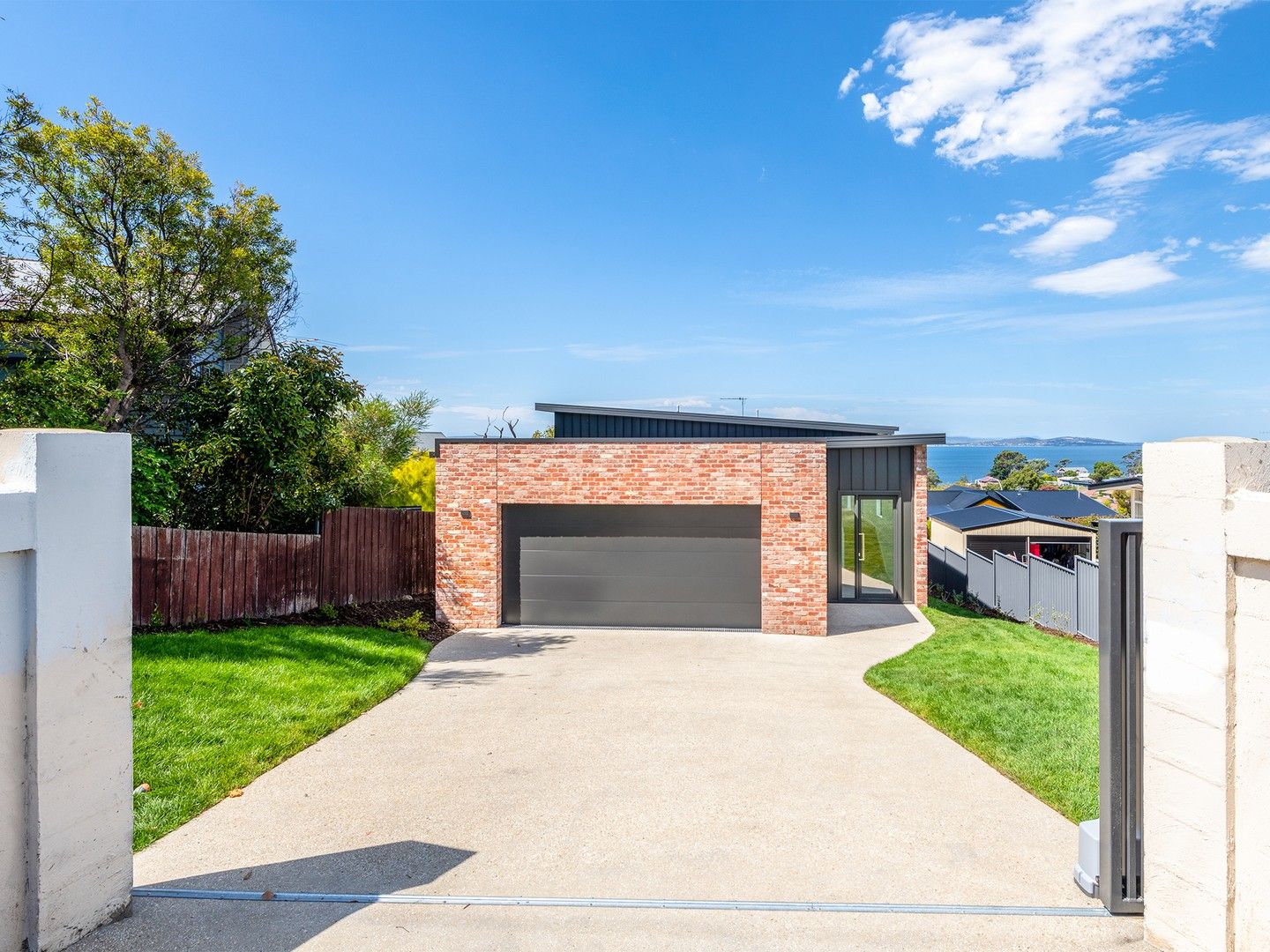 4 bedrooms House in 112 Roslyn Avenue BLACKMANS BAY TAS, 7052