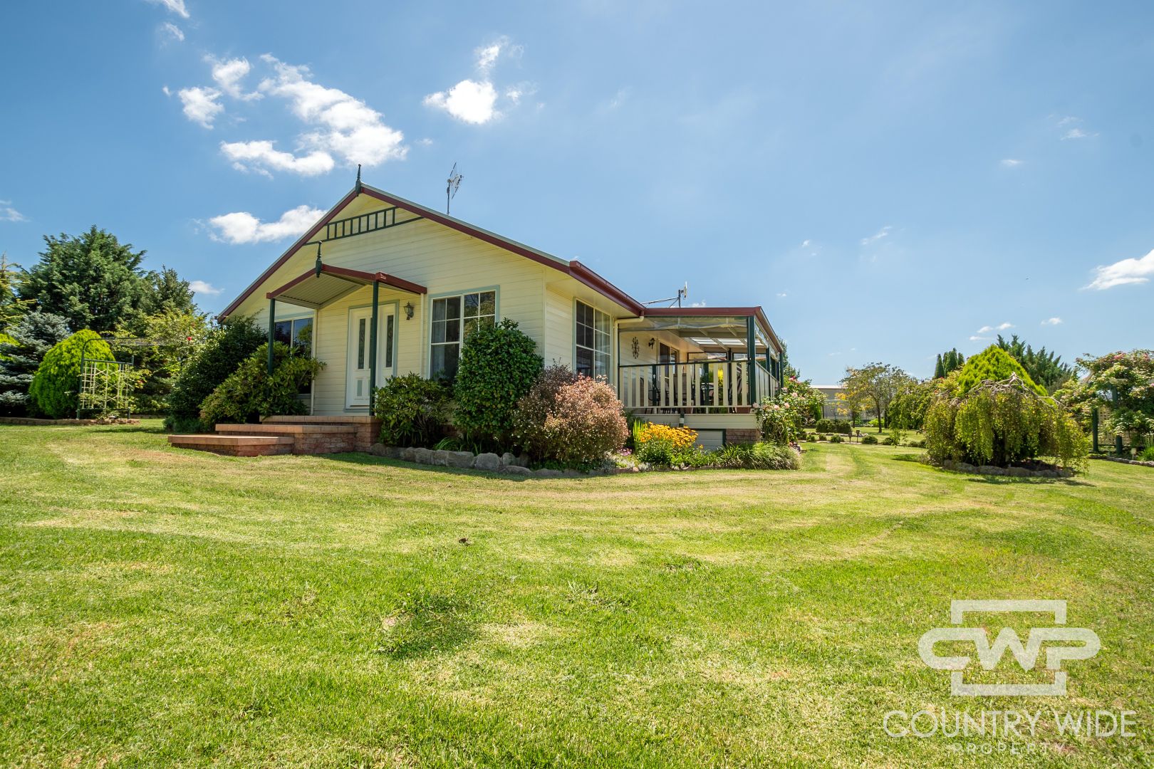 6 Surrey Park Court, Glen Innes NSW 2370, Image 2