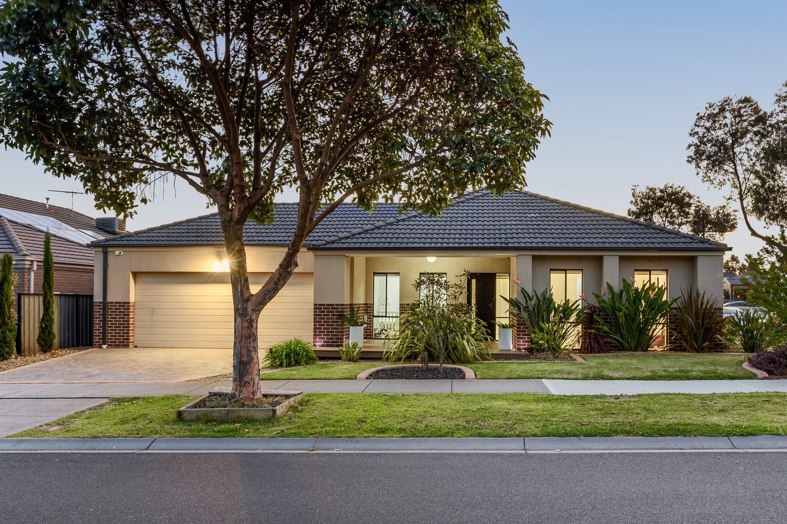 5 bedrooms House in 69 Hyde Park Avenue CRAIGIEBURN VIC, 3064