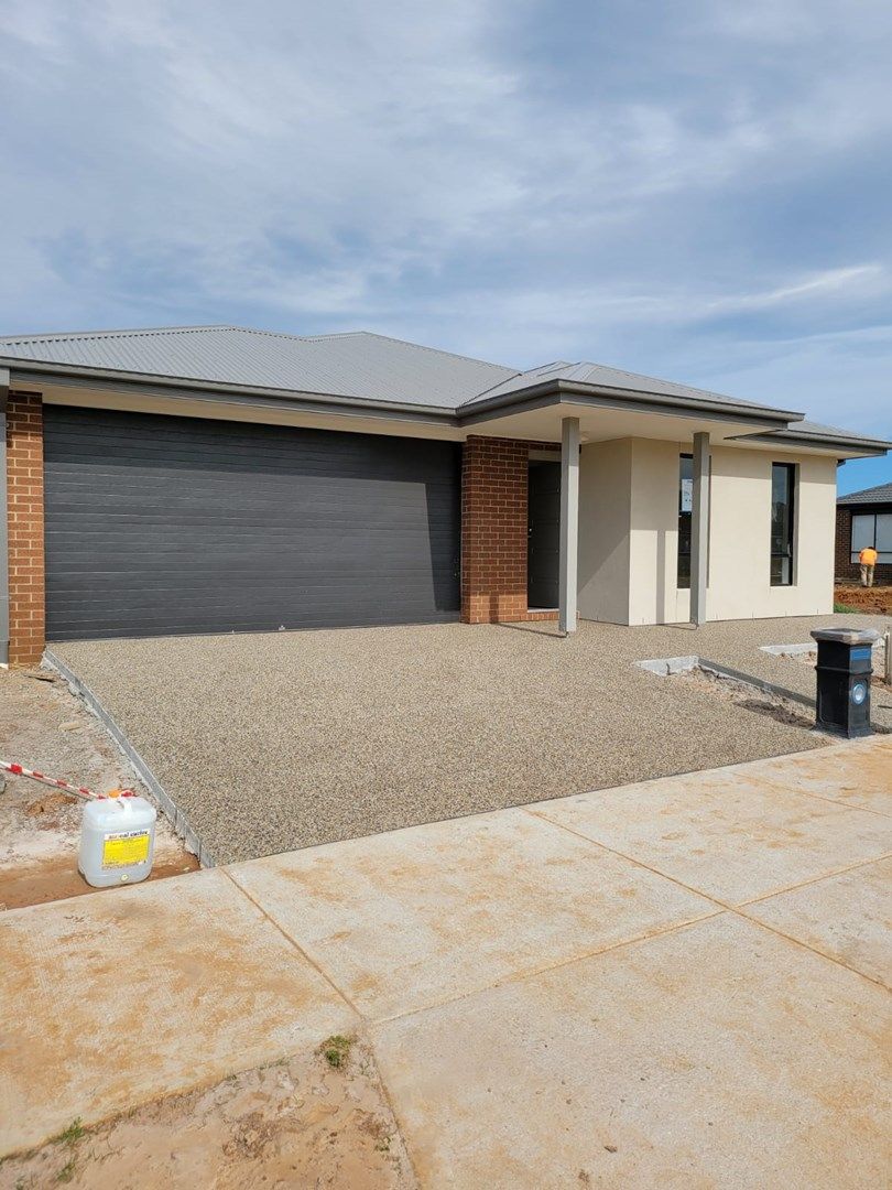 3 bedrooms House in 26 Houston Drive THORNHILL PARK VIC, 3335
