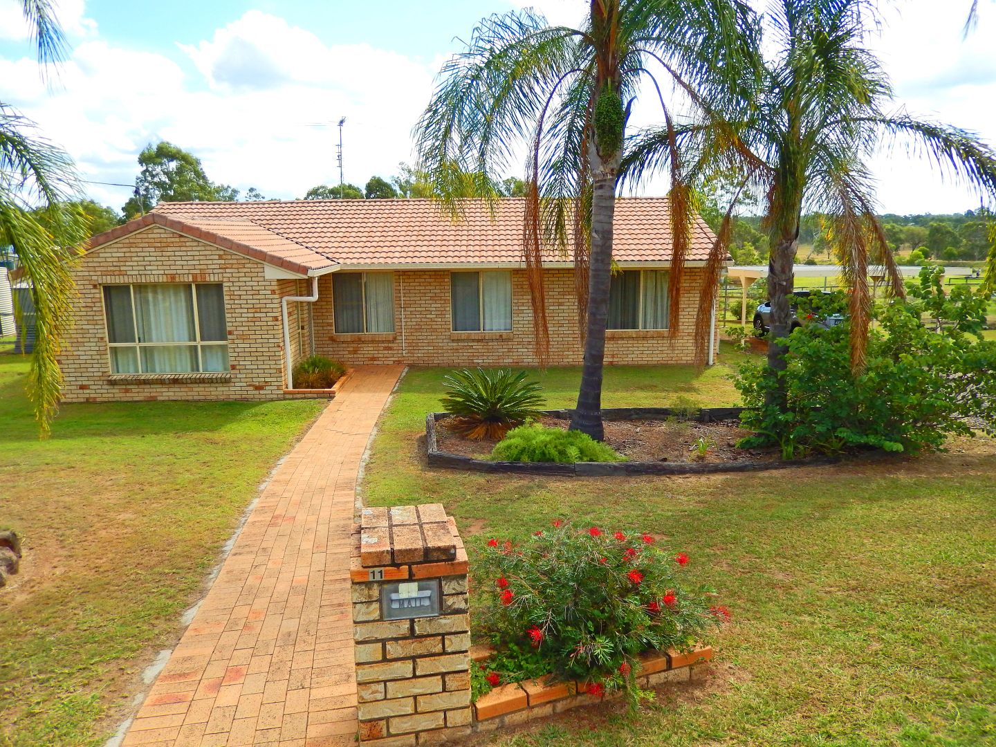 11 Fairway Drive, Hatton Vale Property History & Address Research