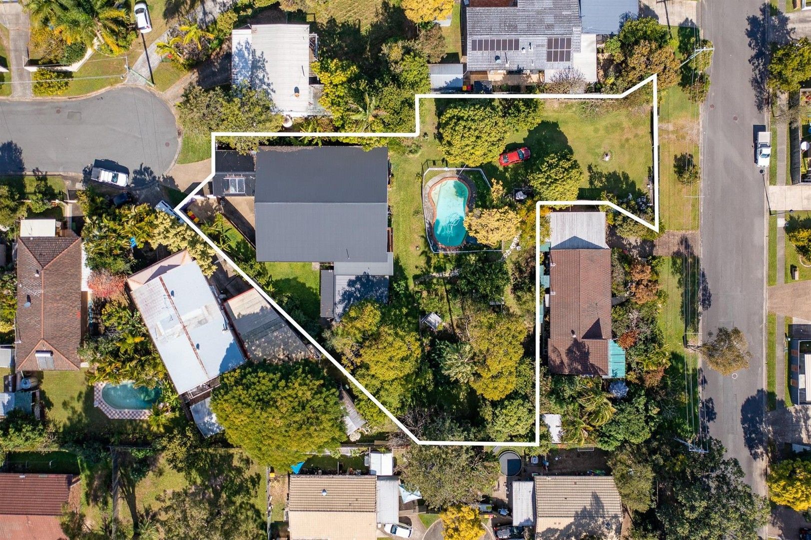 5 bedrooms House in 15 Koonwarra Street LABRADOR QLD, 4215