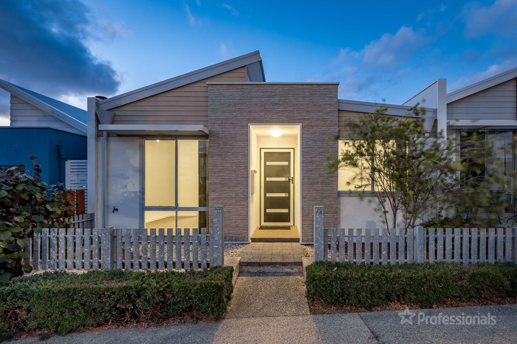 3 bedrooms House in 13 Broach Way ALKIMOS WA, 6038