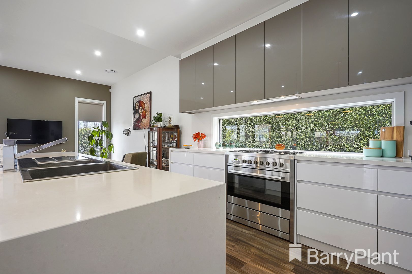 Sold 10 Kinkora Way, Pakenham VIC 3810 on 02 Oct 2021 - 2017266234 | Domain