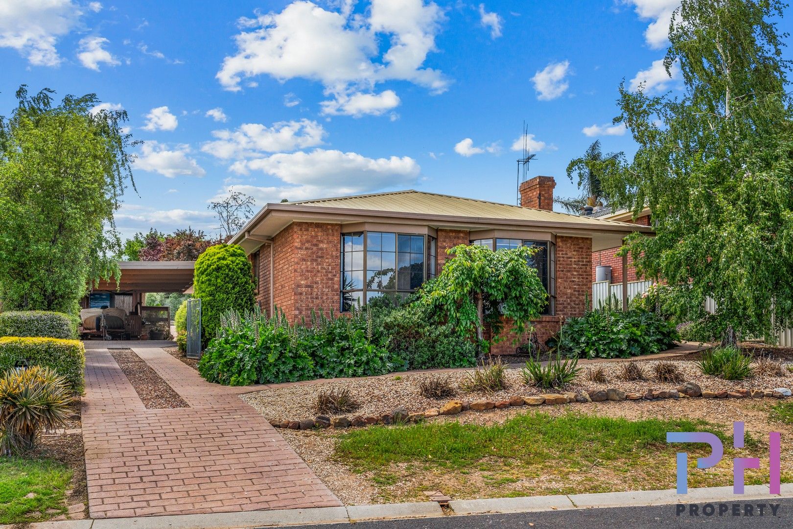 5 bedrooms House in 15 Magellan Crescent KANGAROO FLAT VIC, 3555