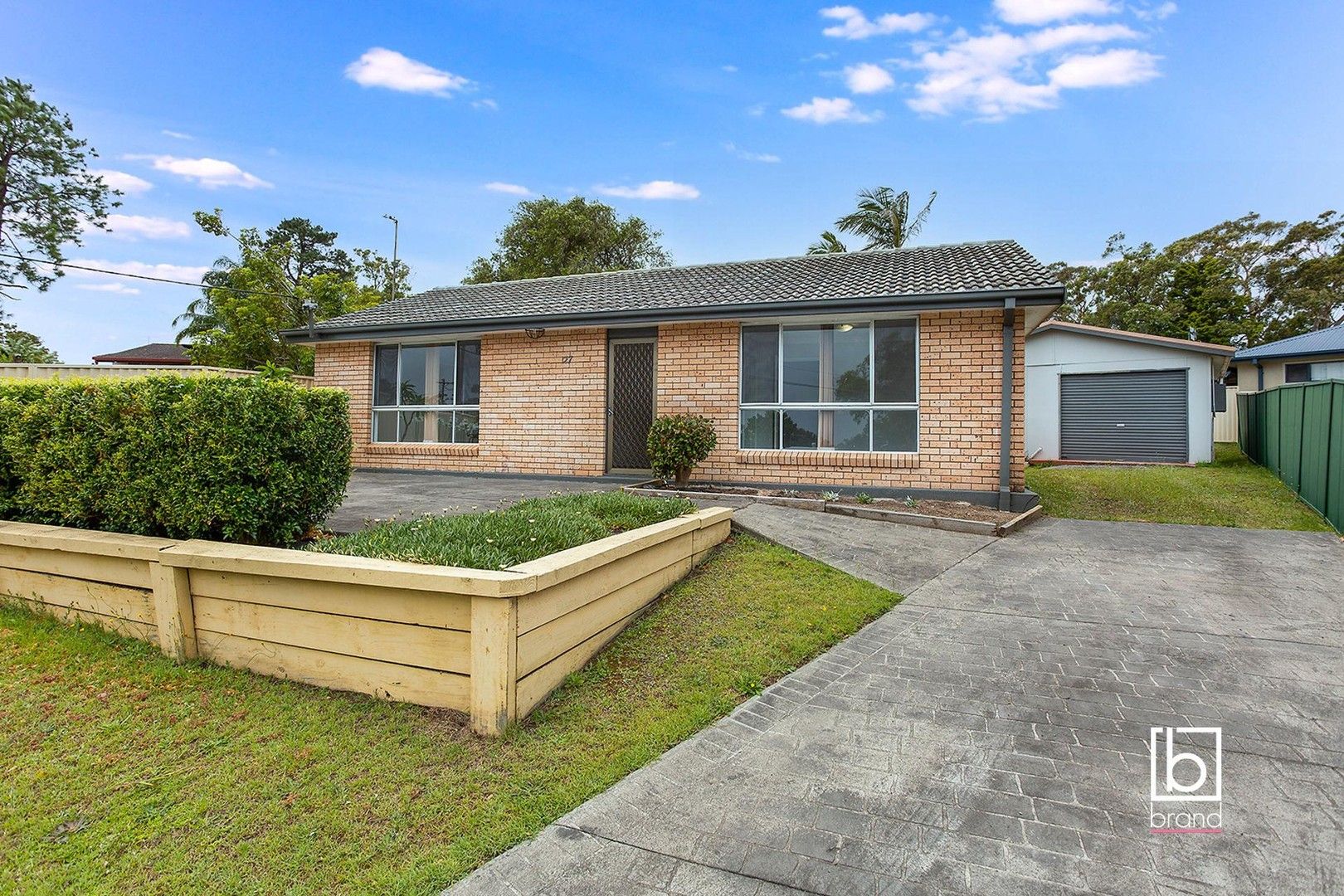 4 bedrooms House in 27 Lauren Avenue LAKE MUNMORAH NSW, 2259