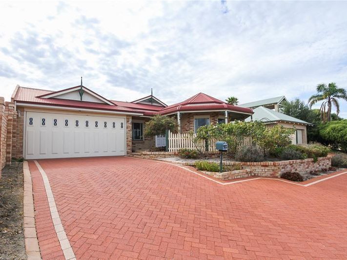 4 bedrooms House in 4 Akera Close HILLARYS WA, 6025