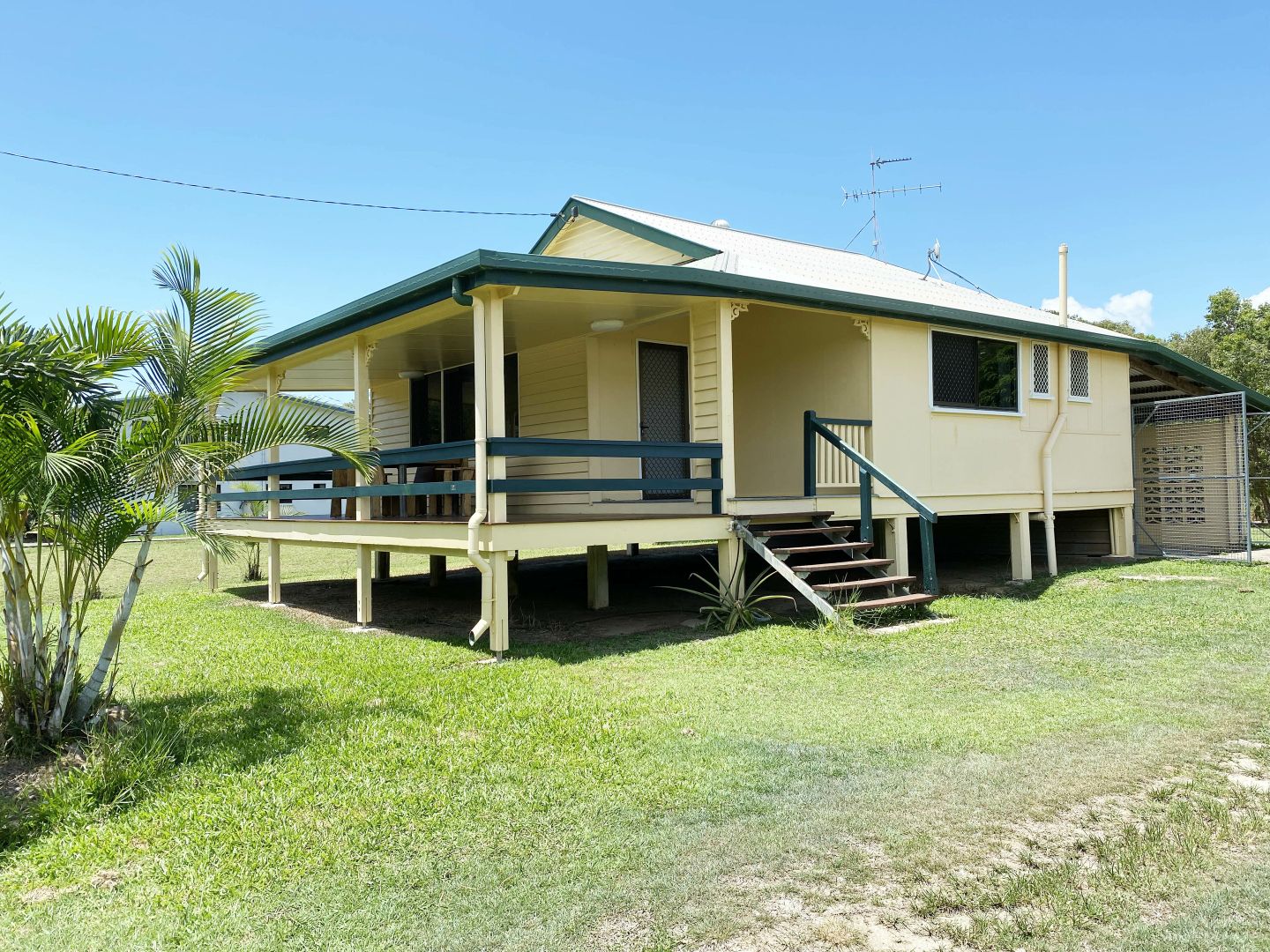 121 Taylor Street, Tully Heads QLD 4854