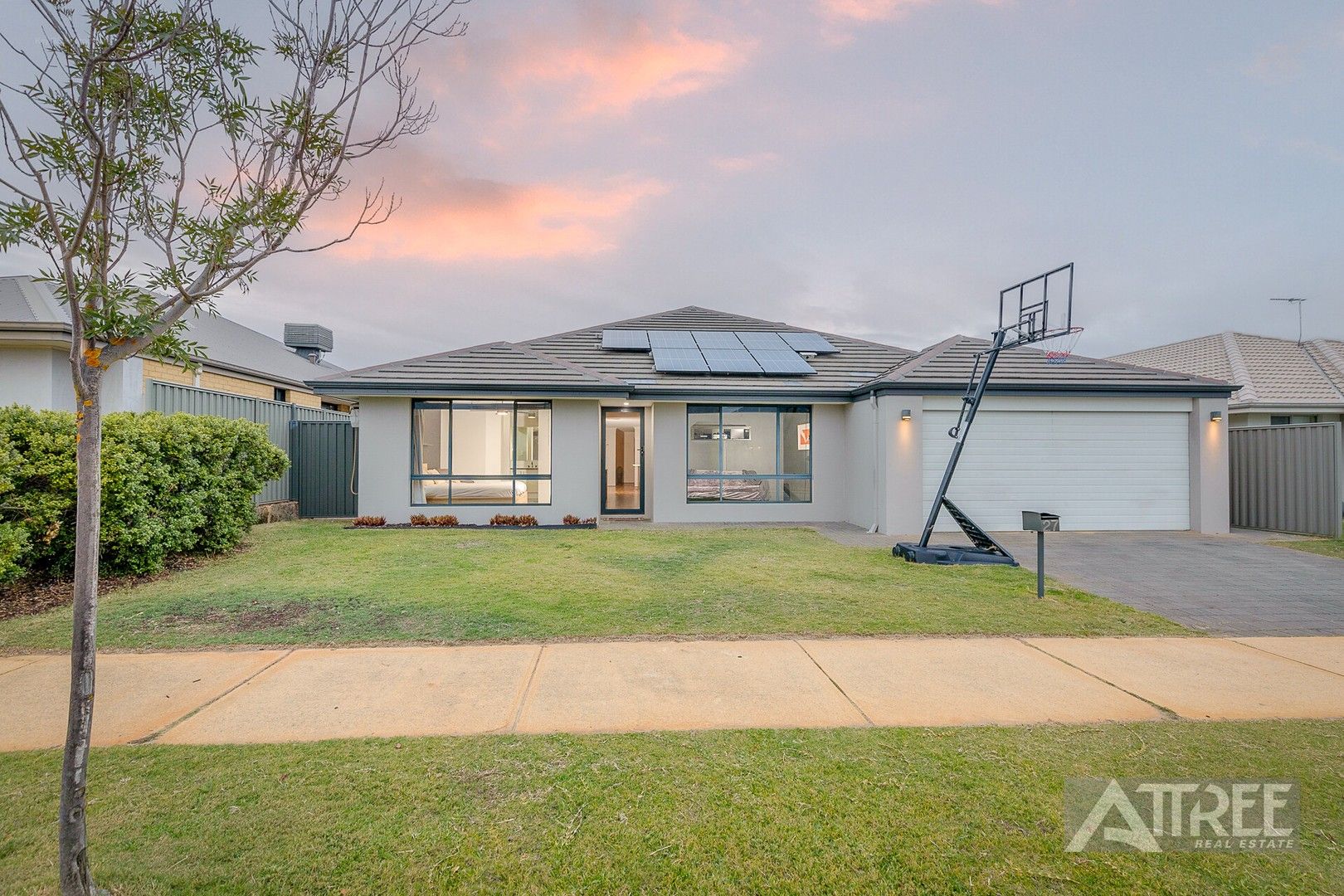 4 bedrooms House in 27 Cornforth Way PIARA WATERS WA, 6112