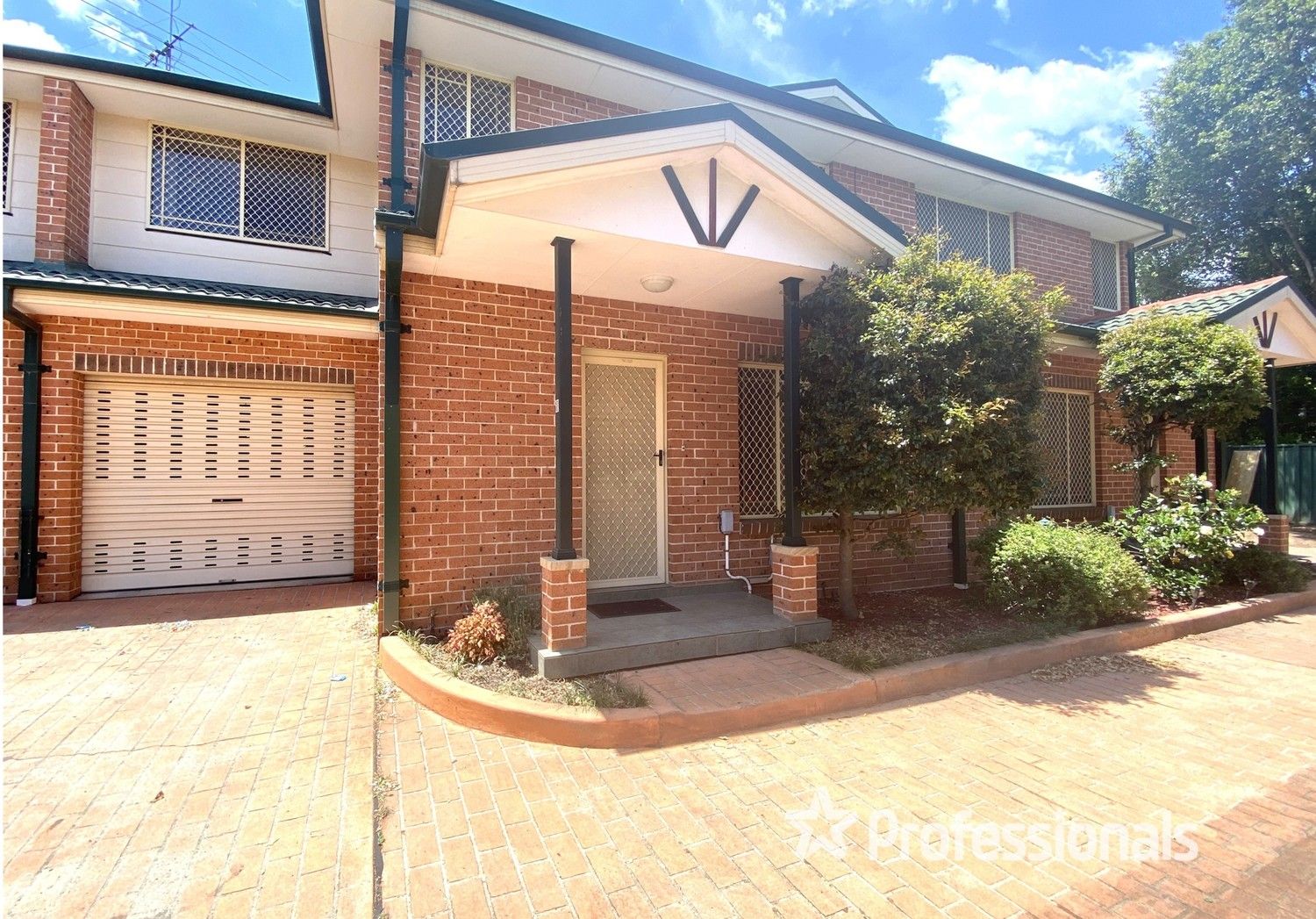 3 bedrooms Townhouse in 3/30 Hoxton Park Road LIVERPOOL NSW, 2170