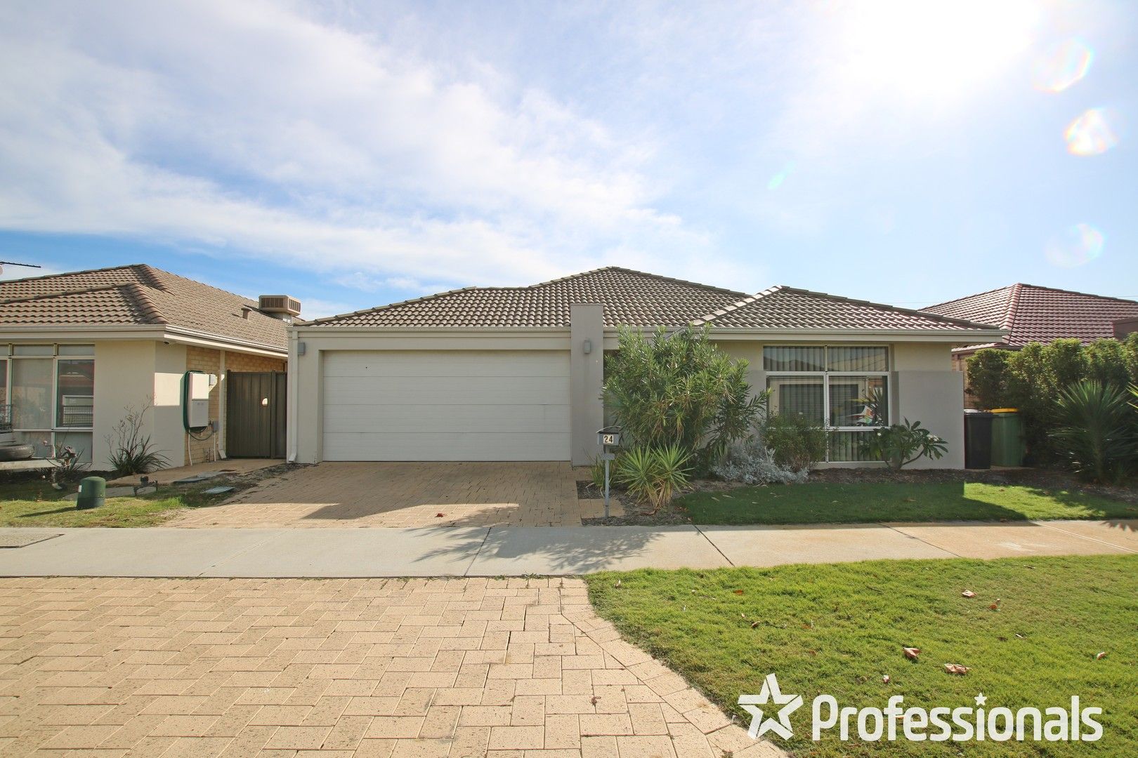 4 bedrooms House in 24 Northwood Loop THORNLIE WA, 6108