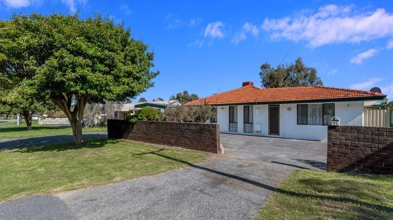 4 bedrooms House in 35 Banksia Road CAMILLO WA, 6111