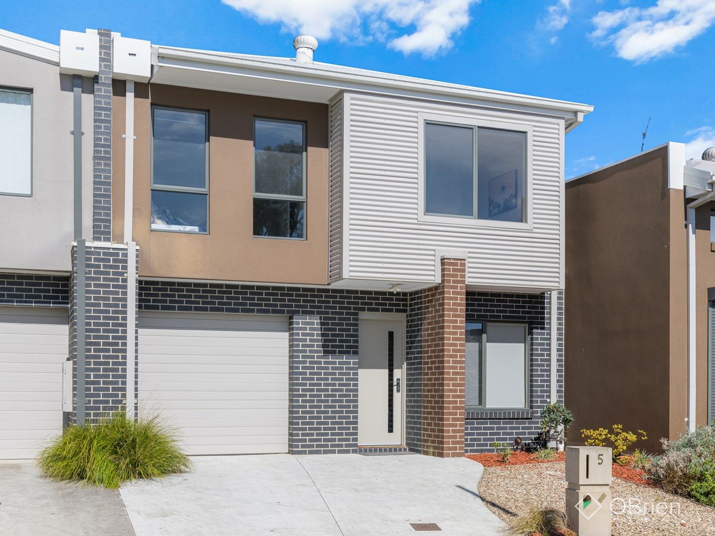 3 bedrooms Townhouse in 5 Cyan Crescent OFFICER VIC, 3809