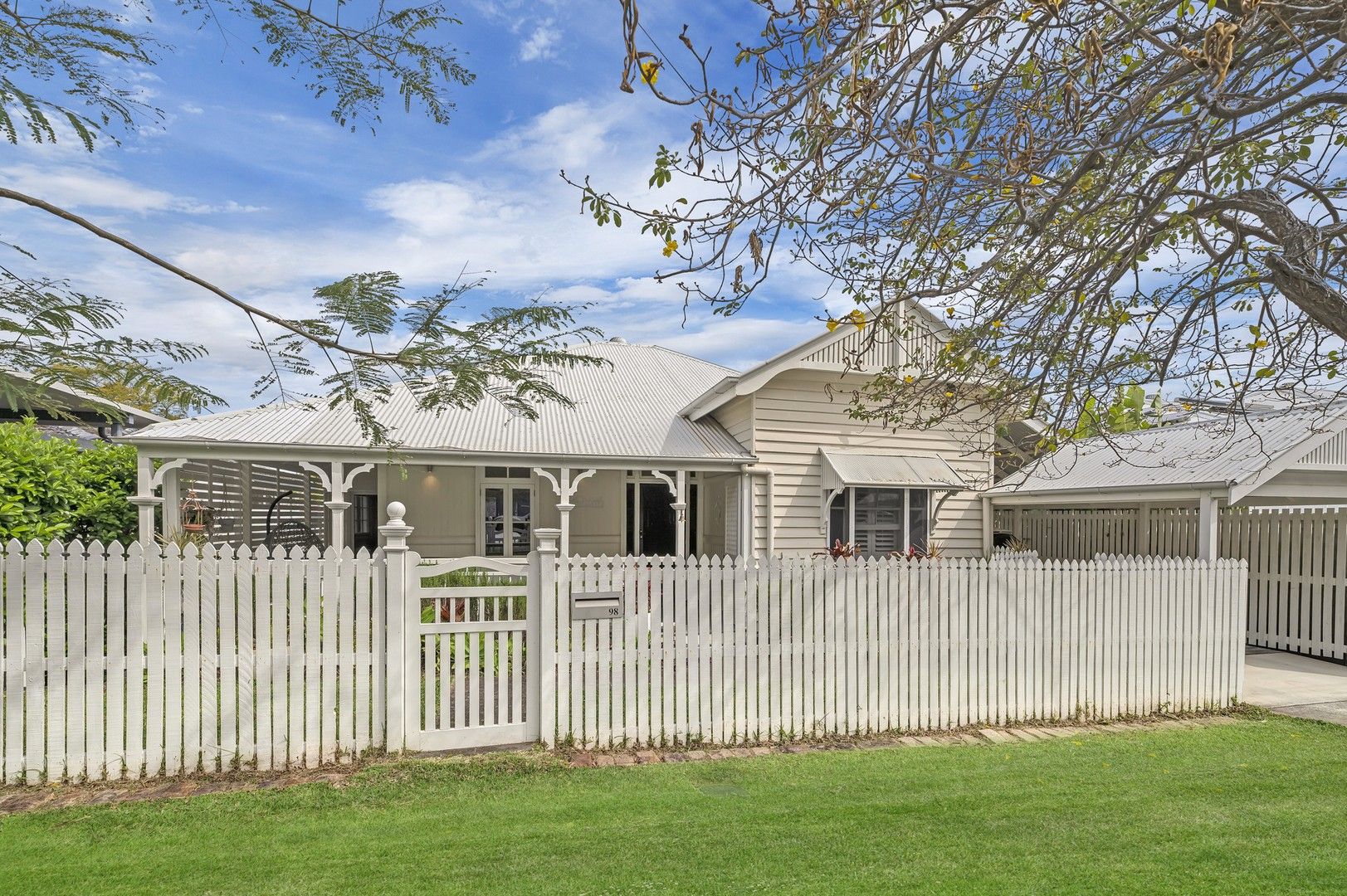 5 bedrooms House in 98 Bellevue Terrace CLAYFIELD QLD, 4011