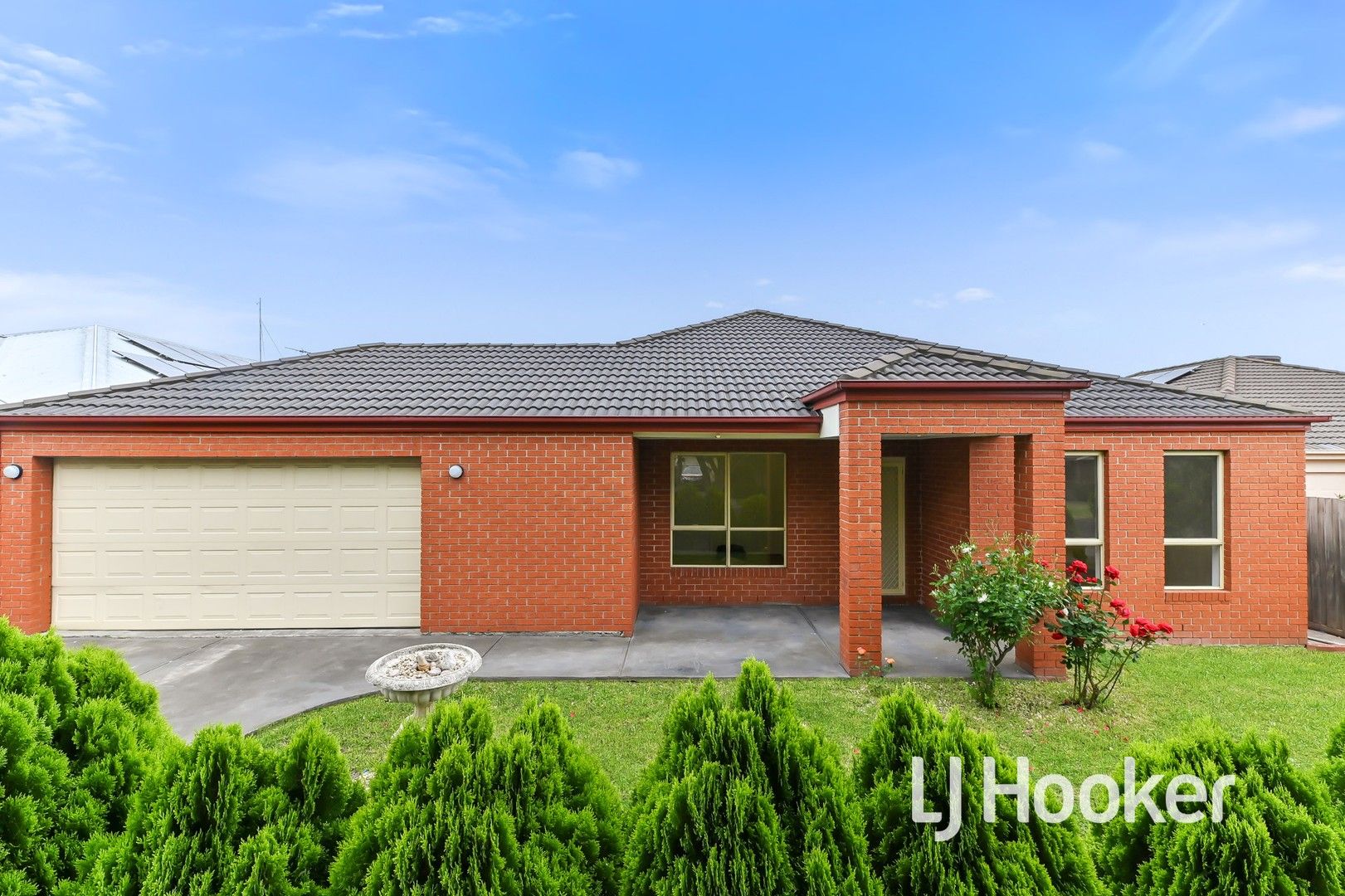 5 bedrooms House in 10 Baynton Crescent LYNBROOK VIC, 3975