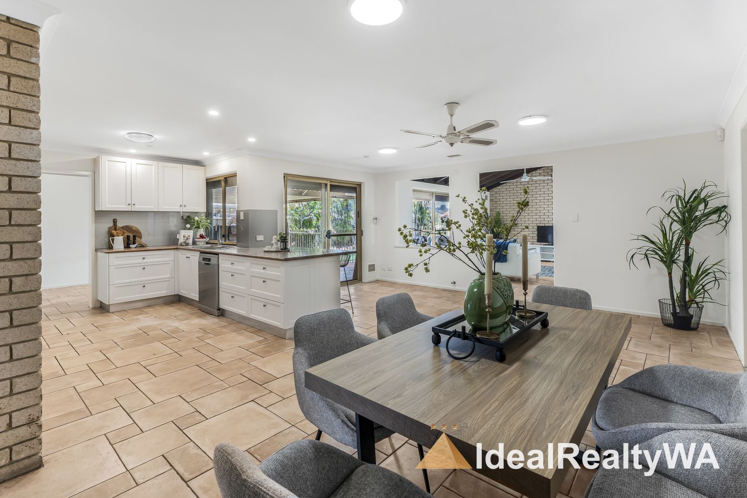 5 bedrooms House in 3 Gower Court WILLETTON WA, 6155