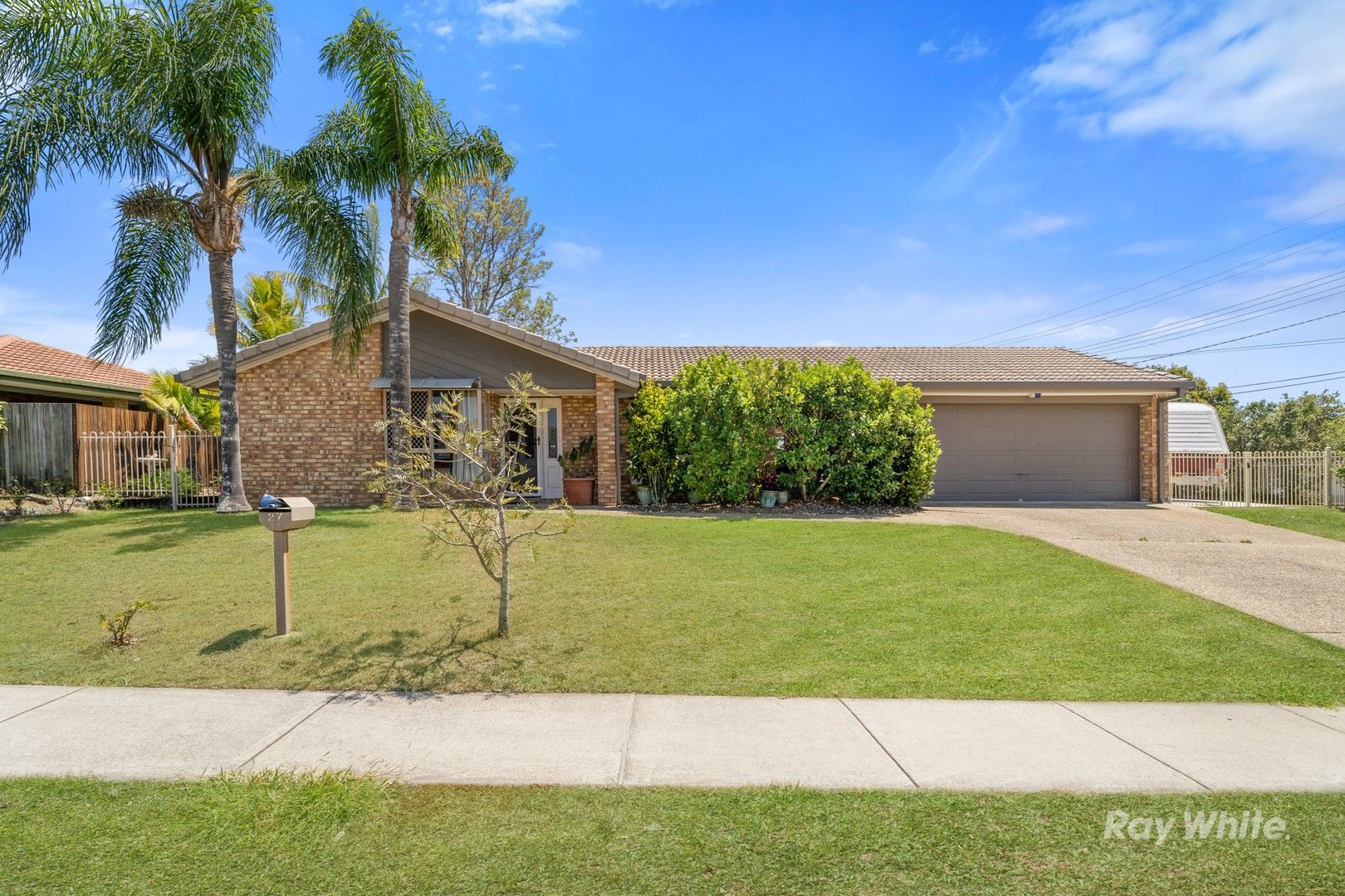 4 bedrooms House in 27 Robert Stanley Drive MOUNT WARREN PARK QLD, 4207