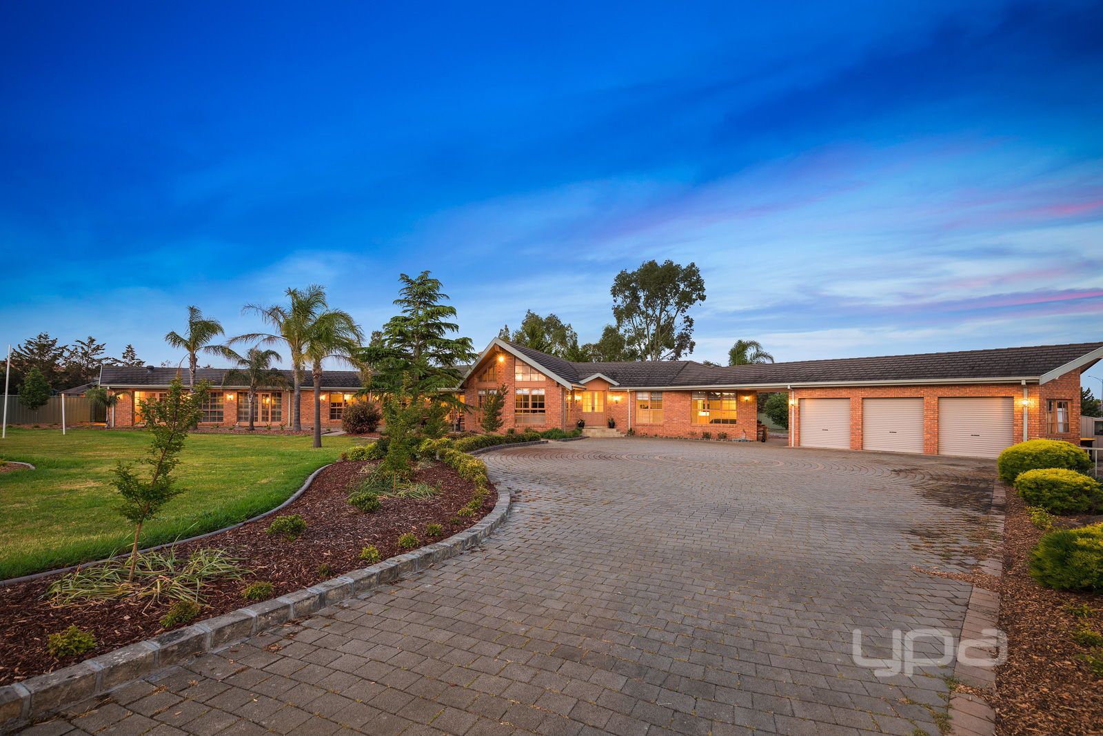 10 Robinia Close, Hillside VIC 3037, Image 2