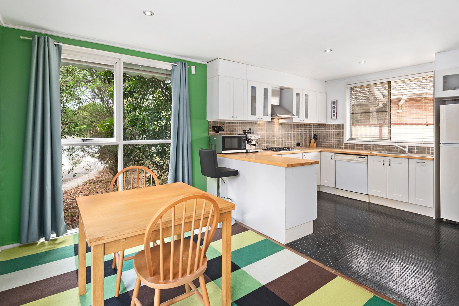 4 Pemberley Drive, Notting Hill VIC 3168, Image 2