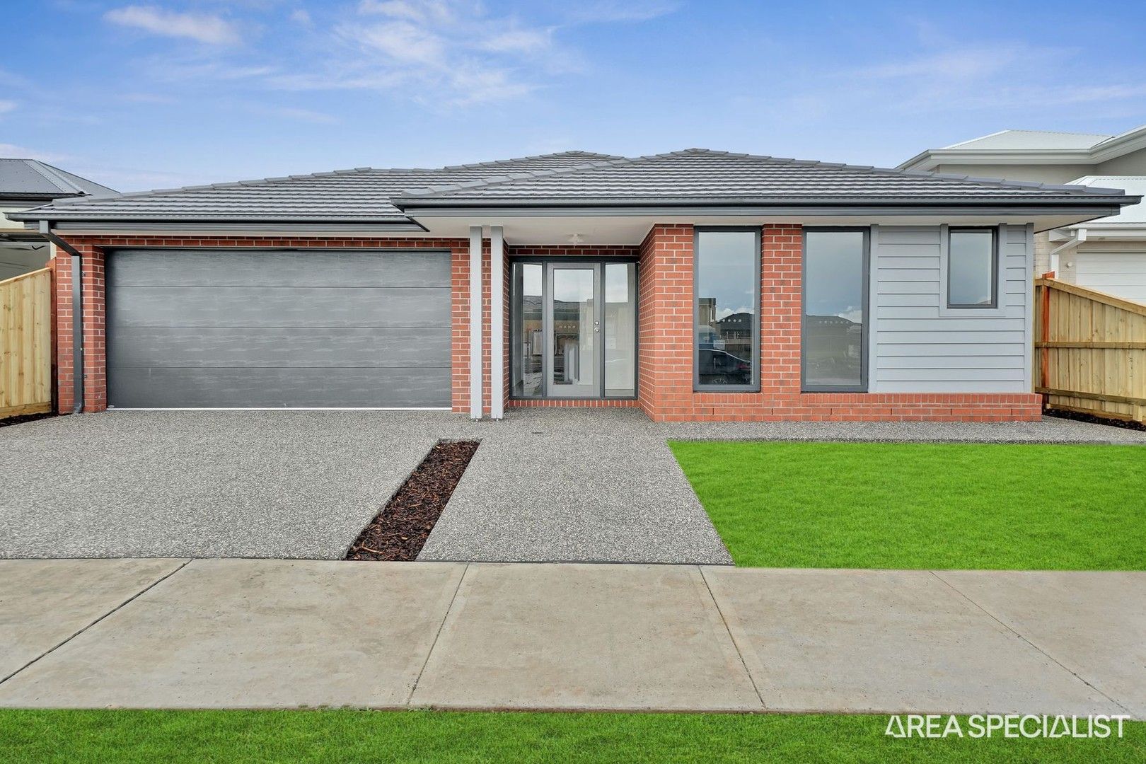 4 bedrooms House in 16 Packington Grove FRASER RISE VIC, 3336