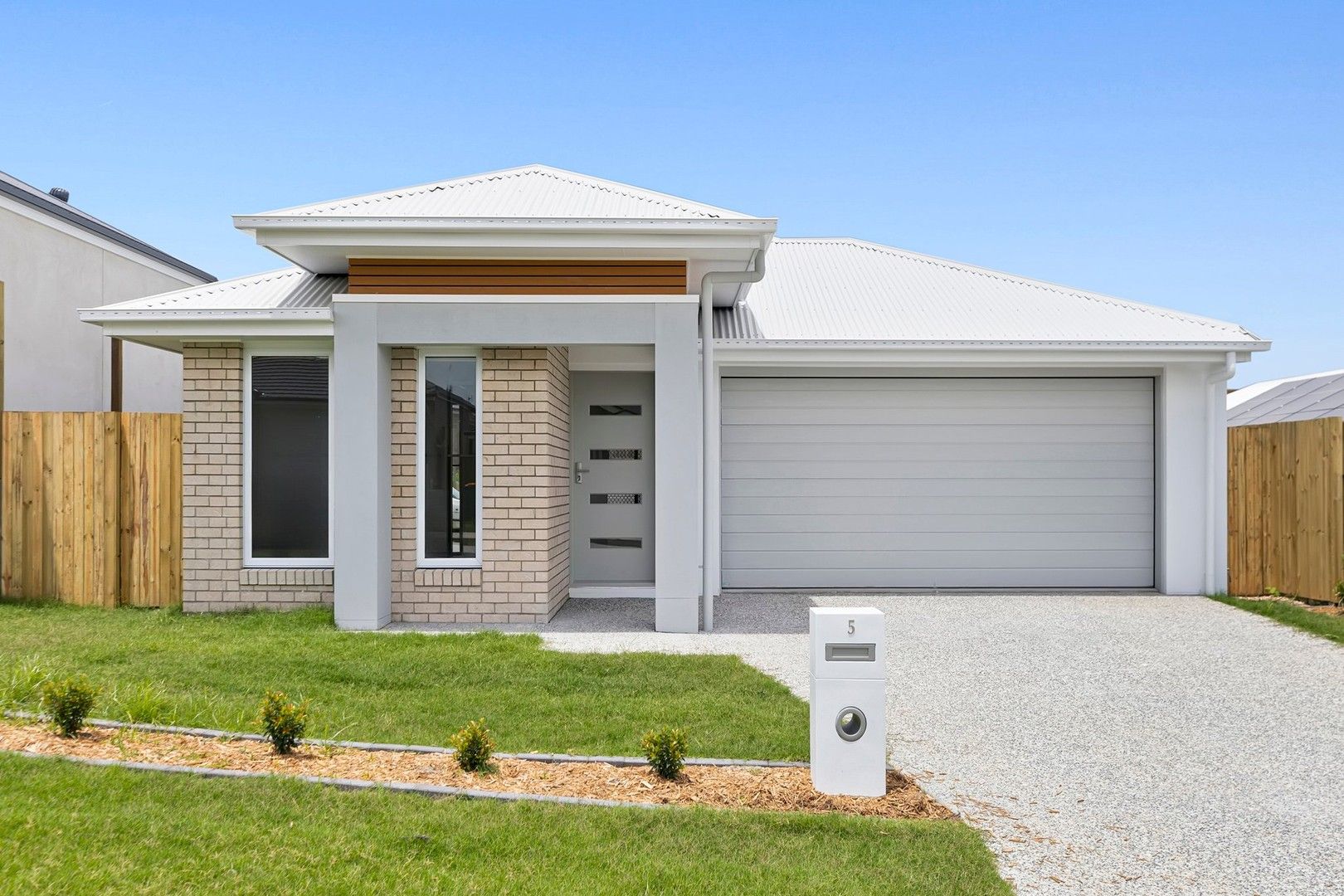 4 bedrooms House in 5 Apex Street THORNLANDS QLD, 4164