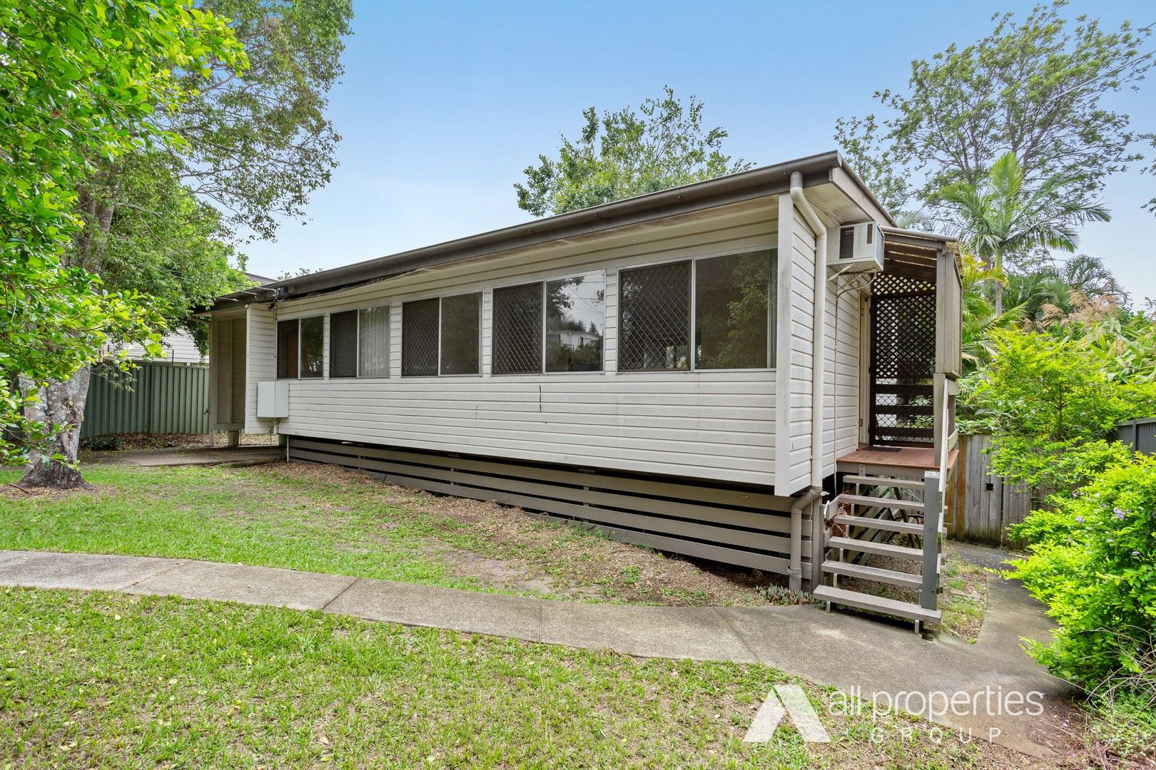 2 bedrooms House in 11 Lynngold Street WOODRIDGE QLD, 4114