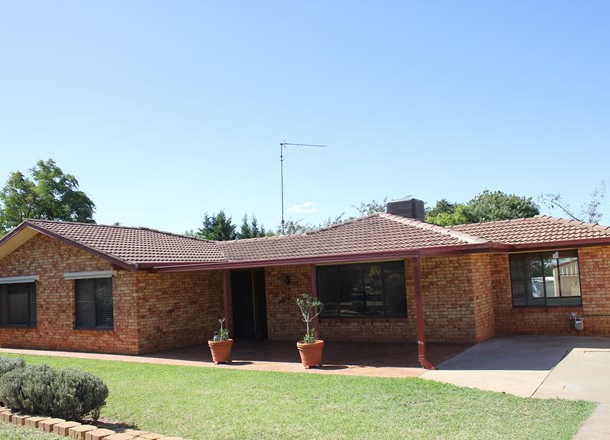 25 Bowditch Crescent, Parkes NSW 2870