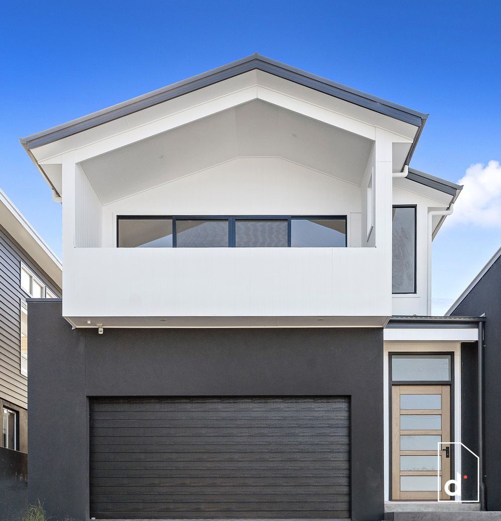 4 bedrooms House in 17B Seaview Terrace THIRROUL NSW, 2515