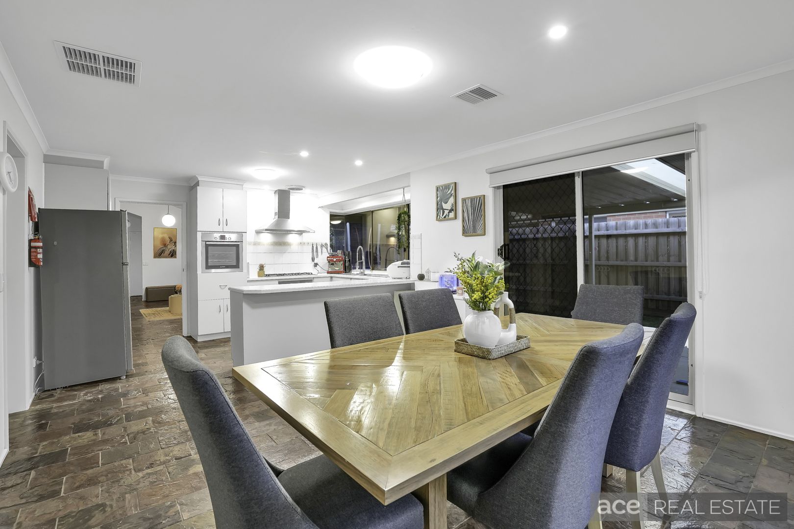 13 Burswood Court, Seabrook VIC 3028, Image 2