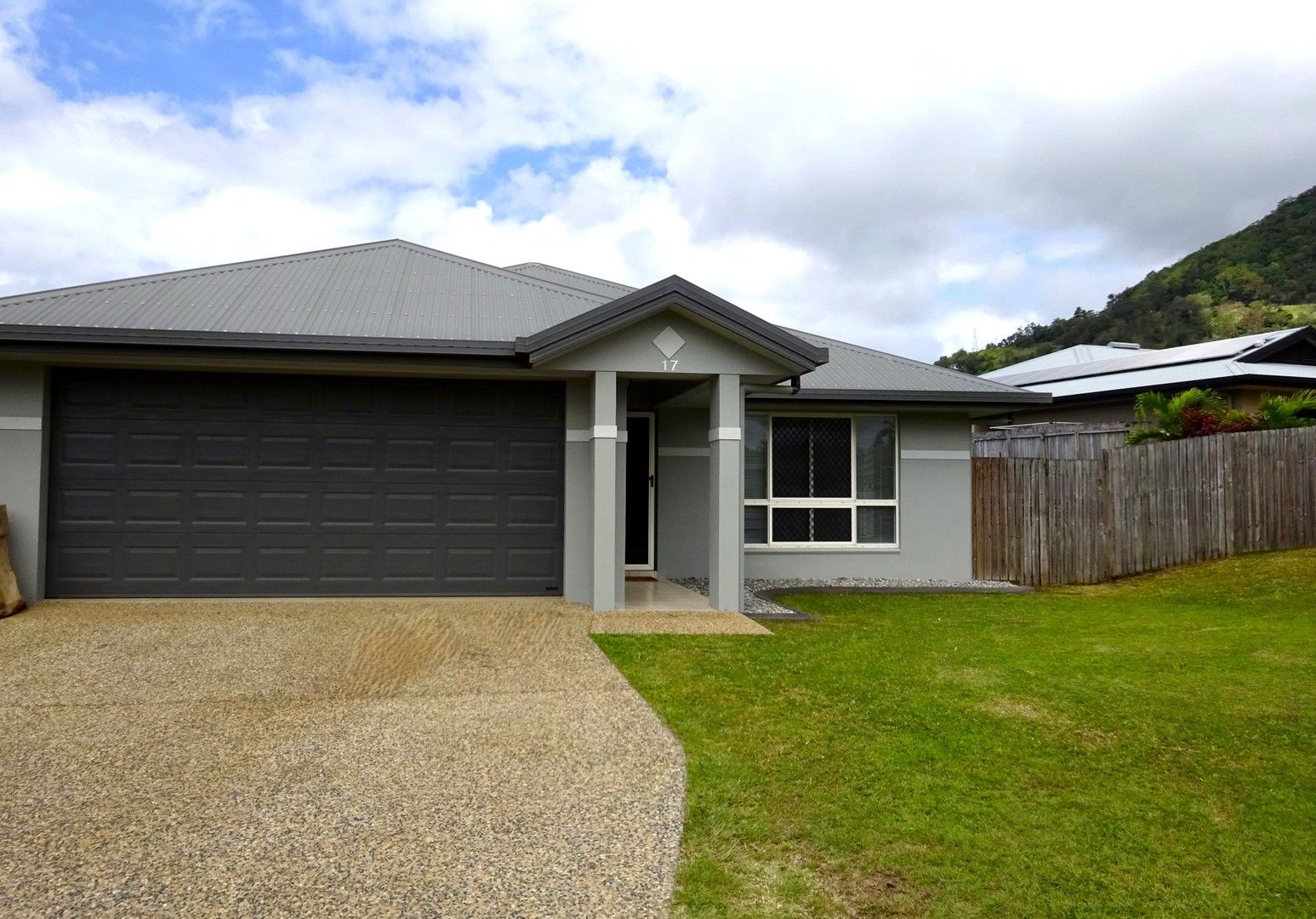 4 bedrooms House in 17 Elphinstone Street KANIMBLA QLD, 4870