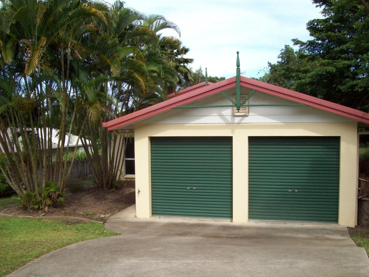 4 bedrooms House in  SMITHFIELD QLD, 4878