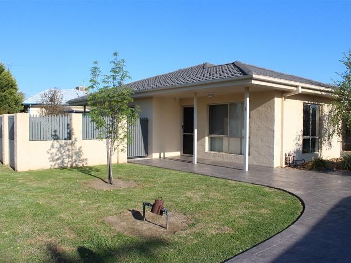 2 bedrooms Townhouse in 1/385 Nowland Avenue LAVINGTON NSW, 2641