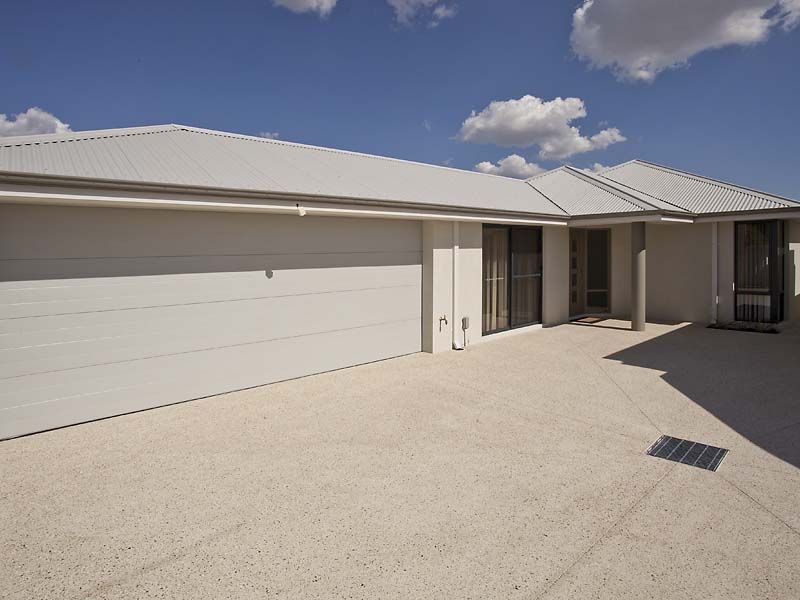 3 bedrooms House in 13 Seddon Way CANNING VALE WA, 6155